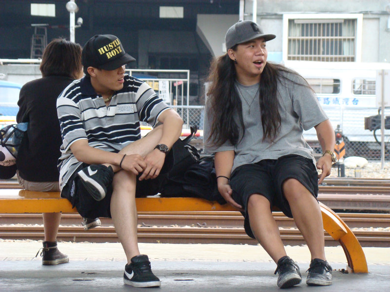 月台交談旅客2009台中火車站台灣鐵路旅遊攝影