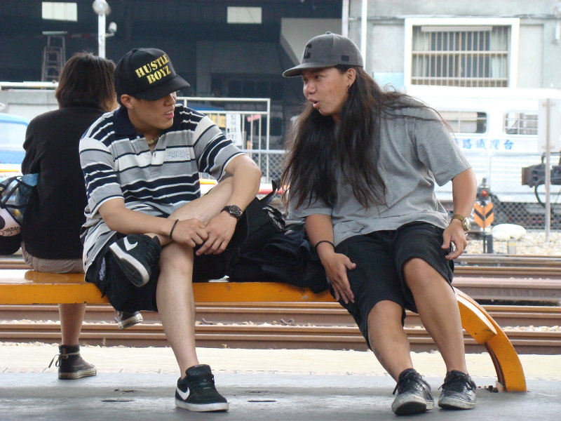 月台交談旅客2009台中火車站台灣鐵路旅遊攝影