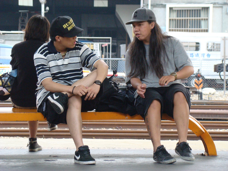 月台交談旅客2009台中火車站台灣鐵路旅遊攝影