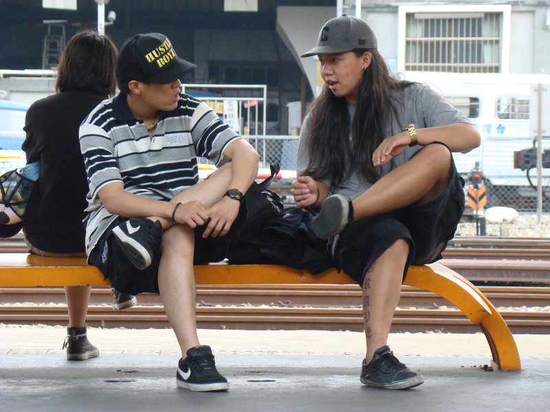 月台交談旅客2009台中火車站台灣鐵路旅遊攝影