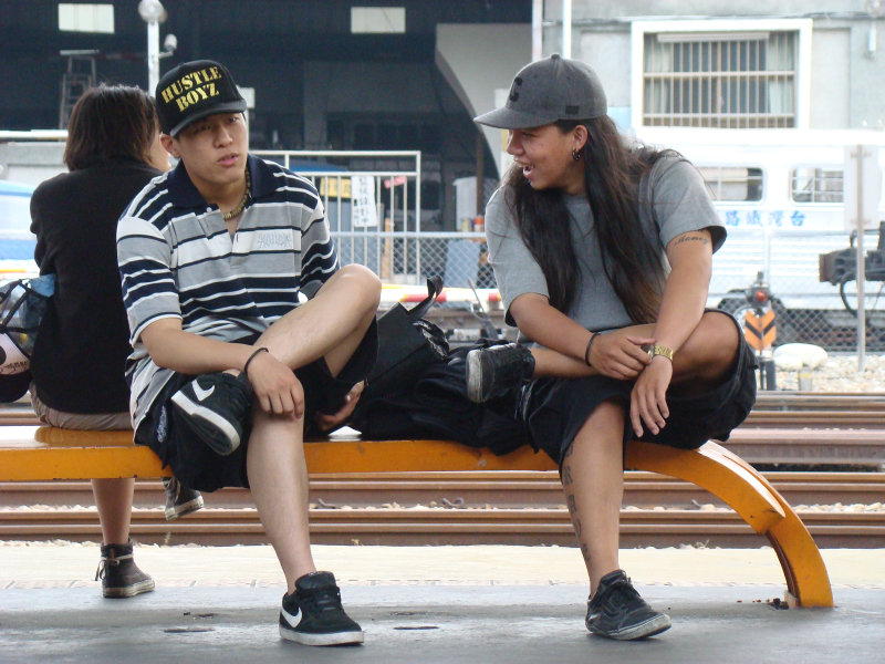 月台交談旅客2009台中火車站台灣鐵路旅遊攝影