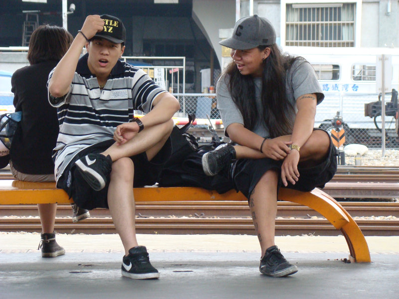 月台交談旅客2009台中火車站台灣鐵路旅遊攝影