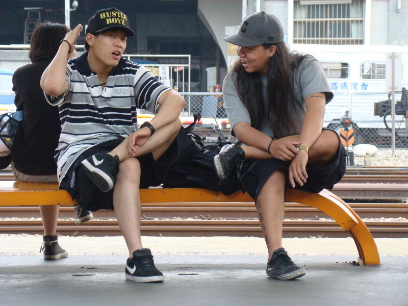 月台交談旅客2009台中火車站台灣鐵路旅遊攝影