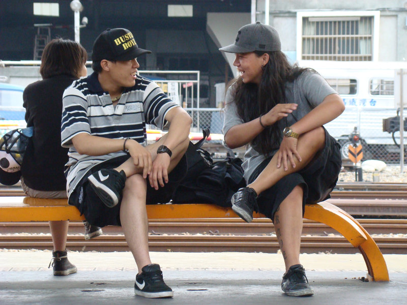 月台交談旅客2009台中火車站台灣鐵路旅遊攝影