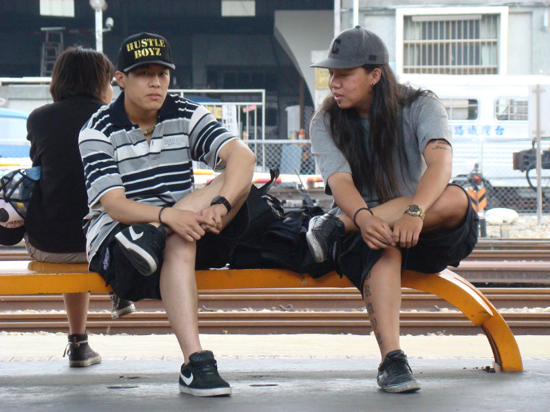 月台交談旅客2009台中火車站台灣鐵路旅遊攝影