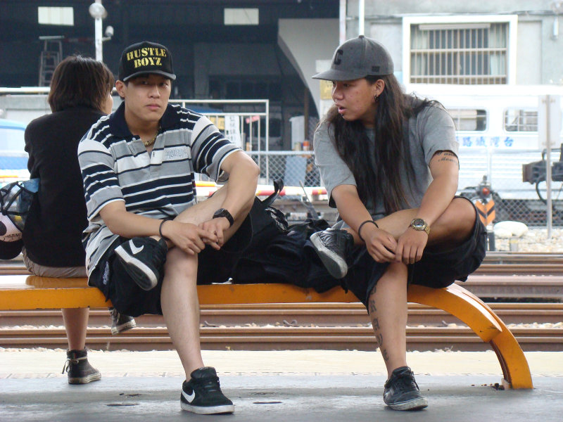 月台交談旅客2009台中火車站台灣鐵路旅遊攝影