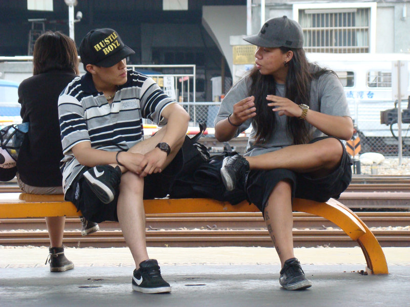 月台交談旅客2009台中火車站台灣鐵路旅遊攝影