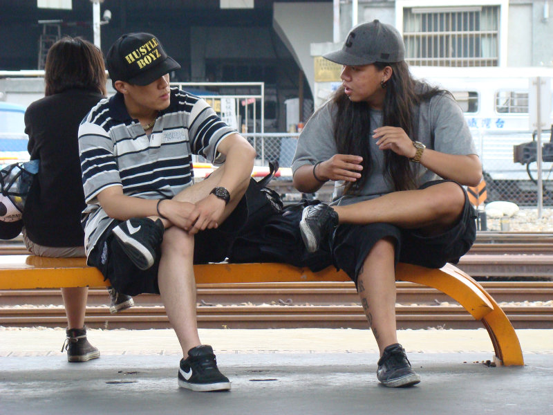 月台交談旅客2009台中火車站台灣鐵路旅遊攝影
