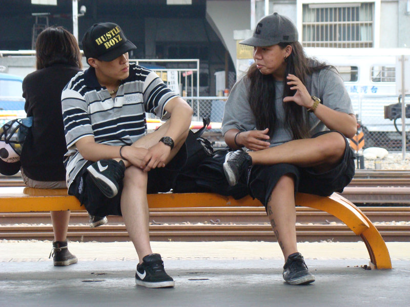 月台交談旅客2009台中火車站台灣鐵路旅遊攝影