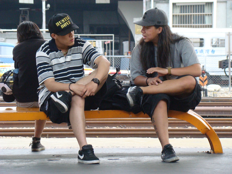 月台交談旅客2009台中火車站台灣鐵路旅遊攝影