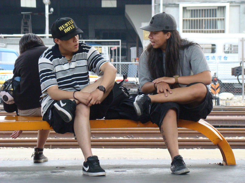 月台交談旅客2009台中火車站台灣鐵路旅遊攝影