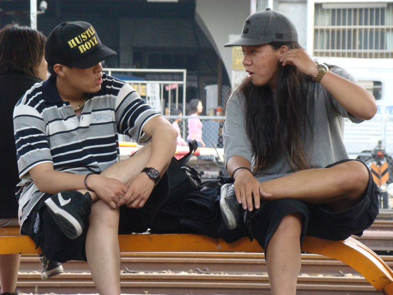 月台交談旅客2009台中火車站台灣鐵路旅遊攝影