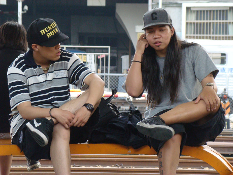 月台交談旅客2009台中火車站台灣鐵路旅遊攝影