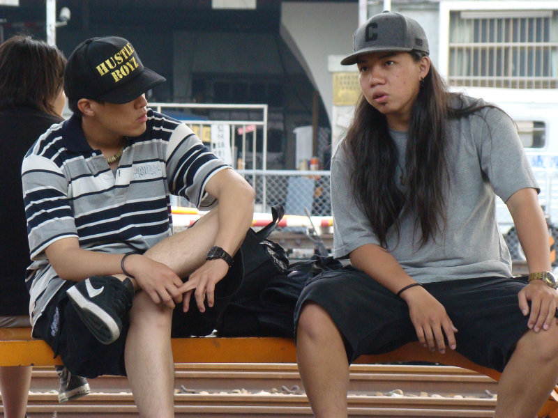 月台交談旅客2009台中火車站台灣鐵路旅遊攝影