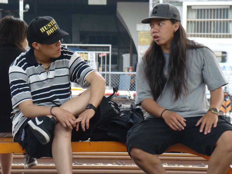 月台交談旅客2009台中火車站台灣鐵路旅遊攝影