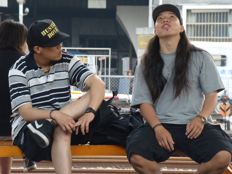 月台交談旅客2009台中火車站台灣鐵路旅遊攝影