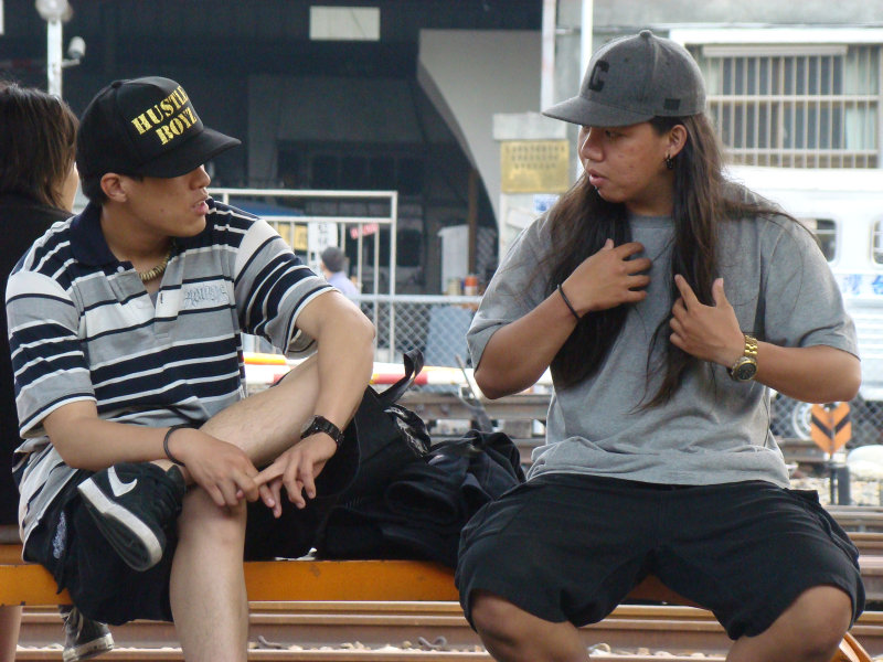 月台交談旅客2009台中火車站台灣鐵路旅遊攝影