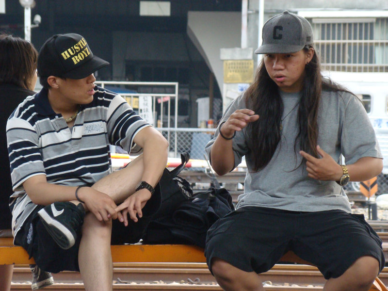 月台交談旅客2009台中火車站台灣鐵路旅遊攝影