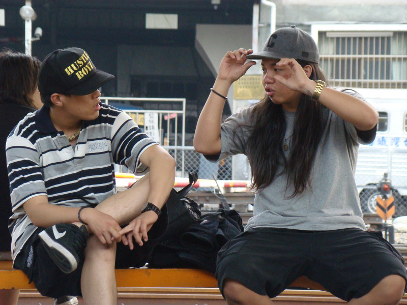 月台交談旅客2009台中火車站台灣鐵路旅遊攝影