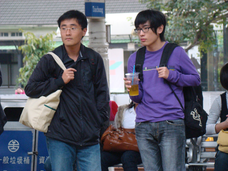 月台交談旅客2009台中火車站台灣鐵路旅遊攝影