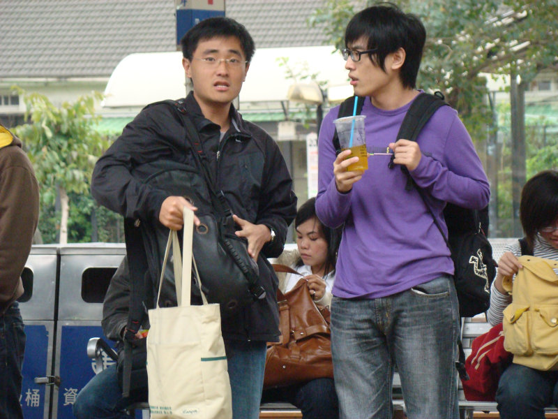 月台交談旅客2009台中火車站台灣鐵路旅遊攝影