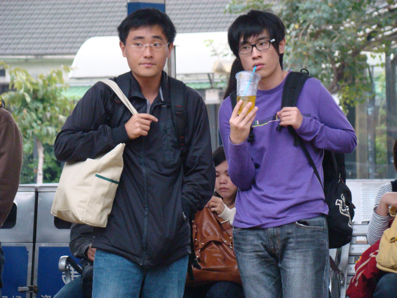 月台交談旅客2009台中火車站台灣鐵路旅遊攝影