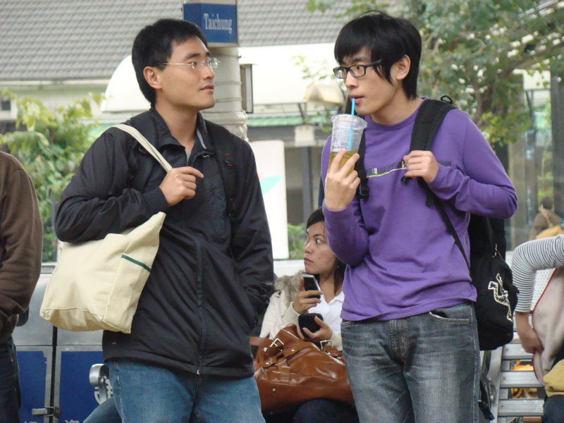 月台交談旅客2009台中火車站台灣鐵路旅遊攝影