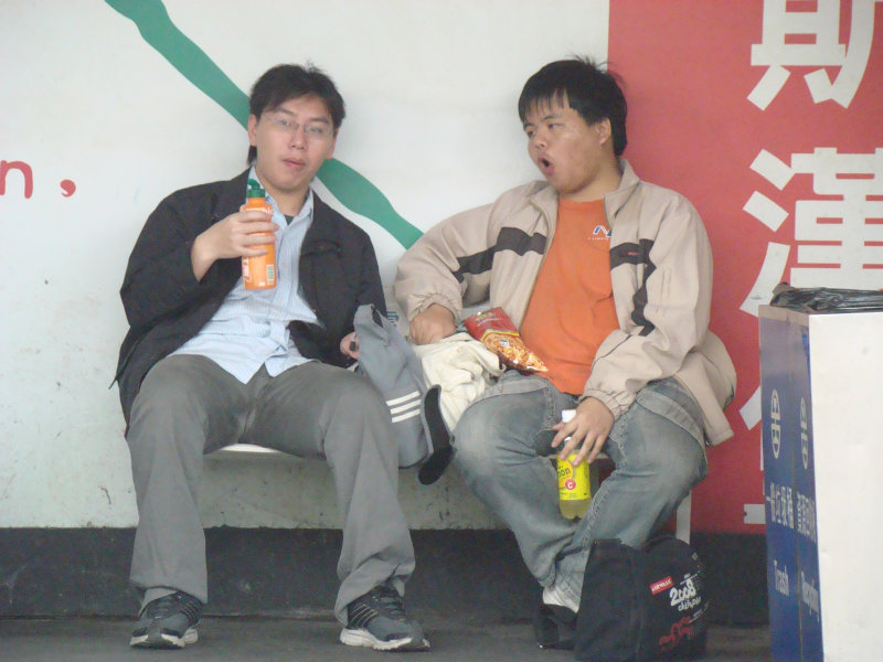 月台交談旅客2009台中火車站台灣鐵路旅遊攝影