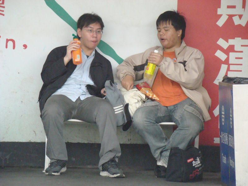 月台交談旅客2009台中火車站台灣鐵路旅遊攝影