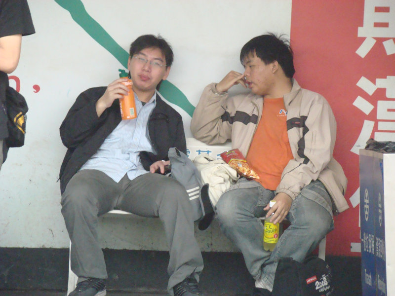 月台交談旅客2009台中火車站台灣鐵路旅遊攝影