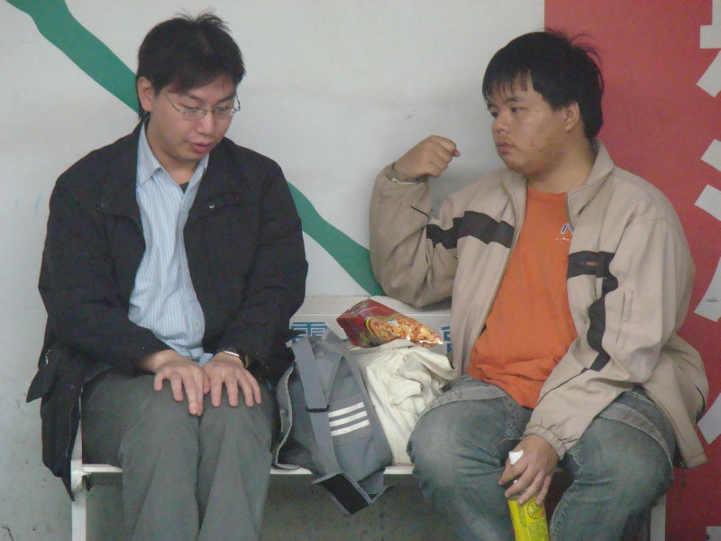 月台交談旅客2009台中火車站台灣鐵路旅遊攝影