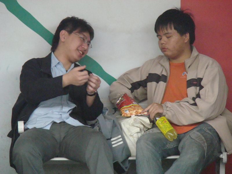 月台交談旅客2009台中火車站台灣鐵路旅遊攝影