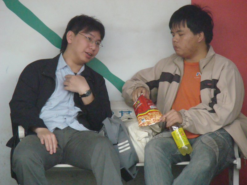 月台交談旅客2009台中火車站台灣鐵路旅遊攝影