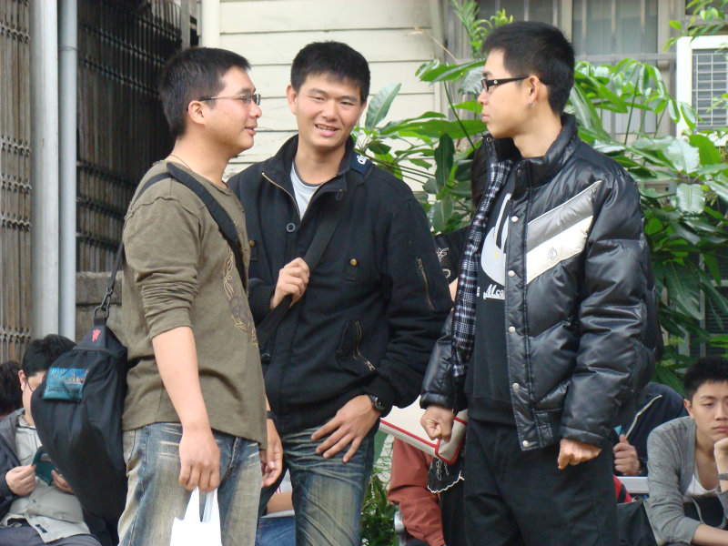 月台交談旅客2009台中火車站台灣鐵路旅遊攝影