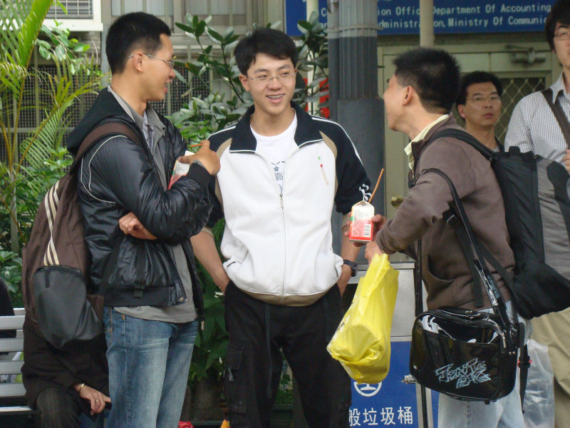 月台交談旅客2009台中火車站台灣鐵路旅遊攝影