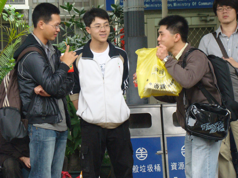 月台交談旅客2009台中火車站台灣鐵路旅遊攝影