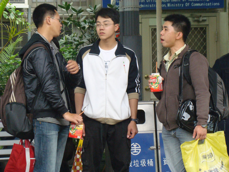 月台交談旅客2009台中火車站台灣鐵路旅遊攝影