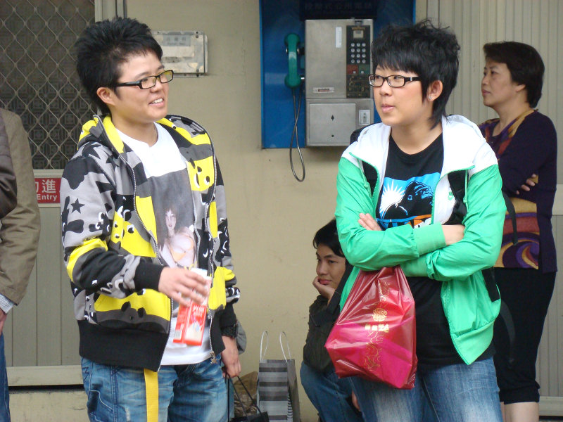 月台交談旅客2009台中火車站台灣鐵路旅遊攝影