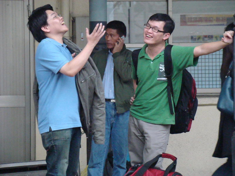 月台交談旅客2009台中火車站台灣鐵路旅遊攝影