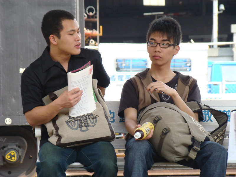 月台交談旅客2009台中火車站台灣鐵路旅遊攝影