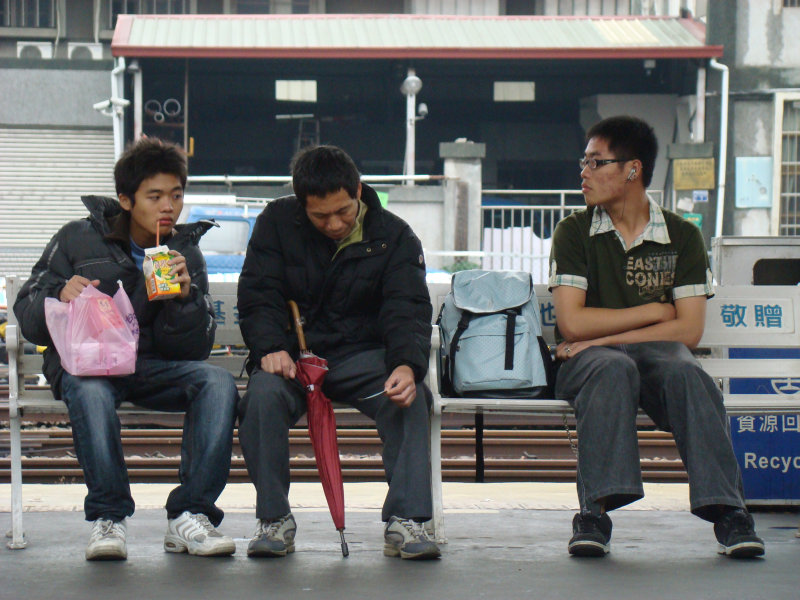 月台交談旅客2009台中火車站台灣鐵路旅遊攝影