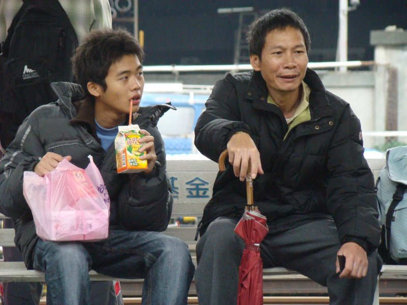 月台交談旅客2009台中火車站台灣鐵路旅遊攝影