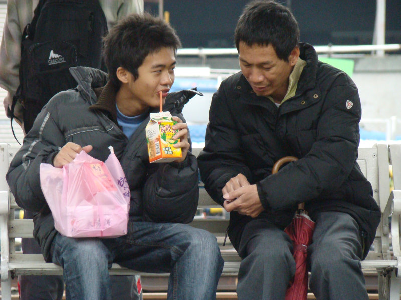 月台交談旅客2009台中火車站台灣鐵路旅遊攝影