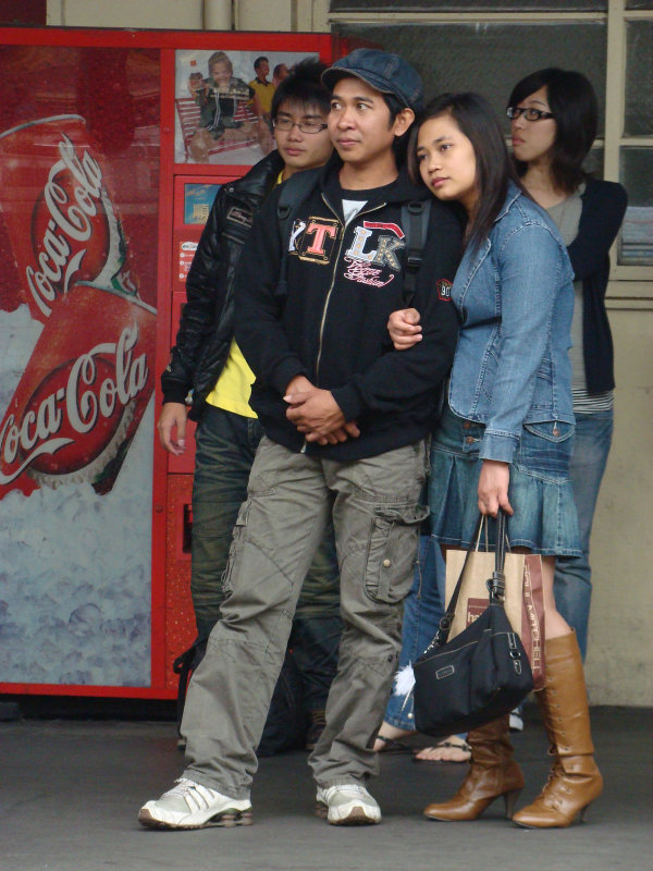 月台交談旅客2009台中火車站台灣鐵路旅遊攝影