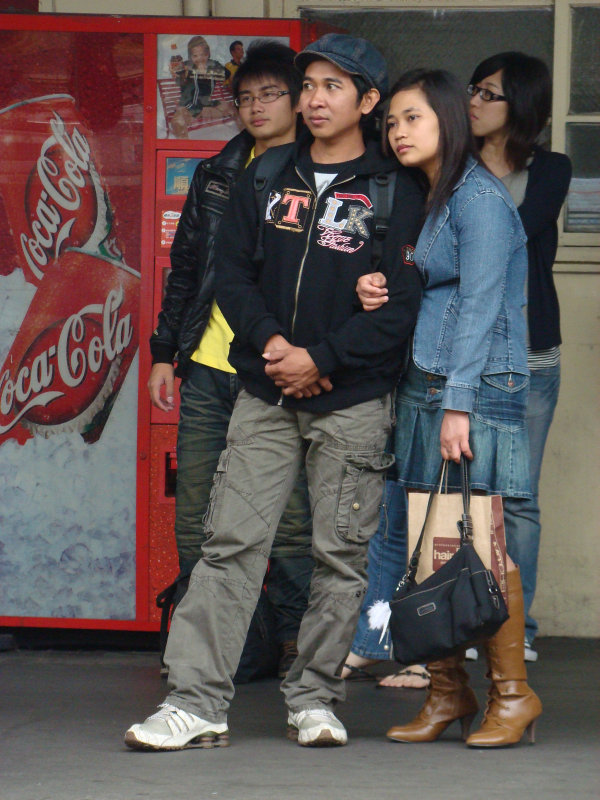 月台交談旅客2009台中火車站台灣鐵路旅遊攝影