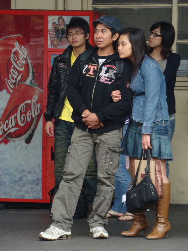 月台交談旅客2009台中火車站台灣鐵路旅遊攝影