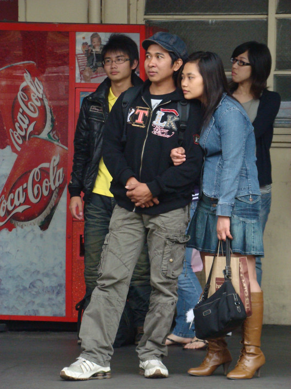 月台交談旅客2009台中火車站台灣鐵路旅遊攝影