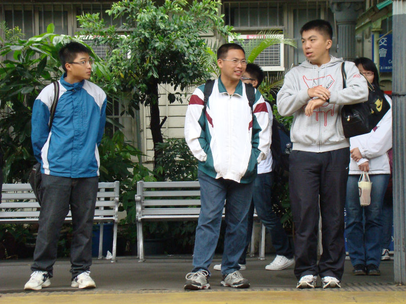 月台交談旅客2009台中火車站台灣鐵路旅遊攝影