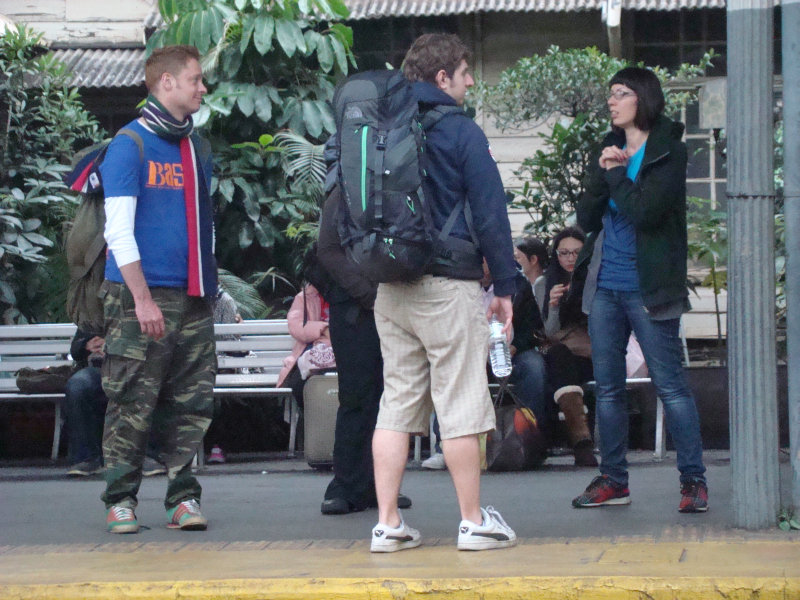 月台交談旅客2010台中火車站台灣鐵路旅遊攝影