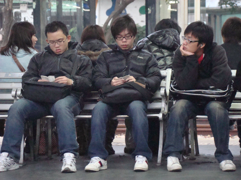 月台交談旅客2010台中火車站台灣鐵路旅遊攝影